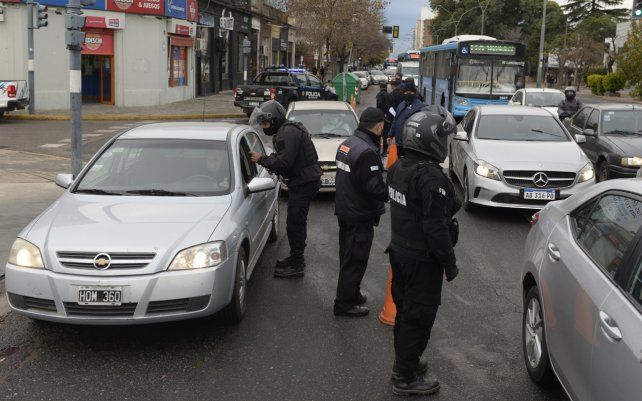 Comenzaron los estrictos controles en las calles de Rosario. Personal policial y de la secretaría de Control y Convivencia participan de los operativos, que se realizarán en distintos puntos de la ciudad. 