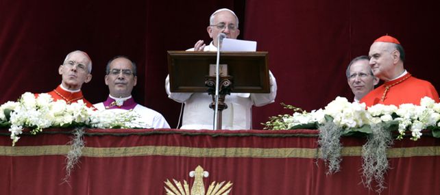 El Papa Francisco imparte la bendición Urbi et Orbi.