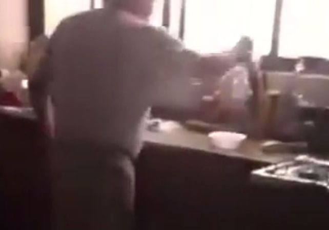 Los celos enfermizos de un padre al enterarse que su hija tendrá su primera cita