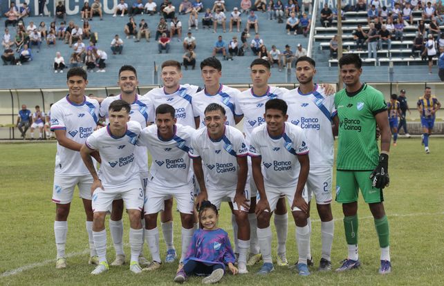 Plantel de Argentino 2025. El equipo de barrio Sarmiento que el domingo visitará a Sportivo Barracas en la cancha de Almagro.&nbsp;