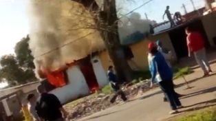 Un voraz incendio en una vivienda de zona norte dejó a toda una familia en la calle