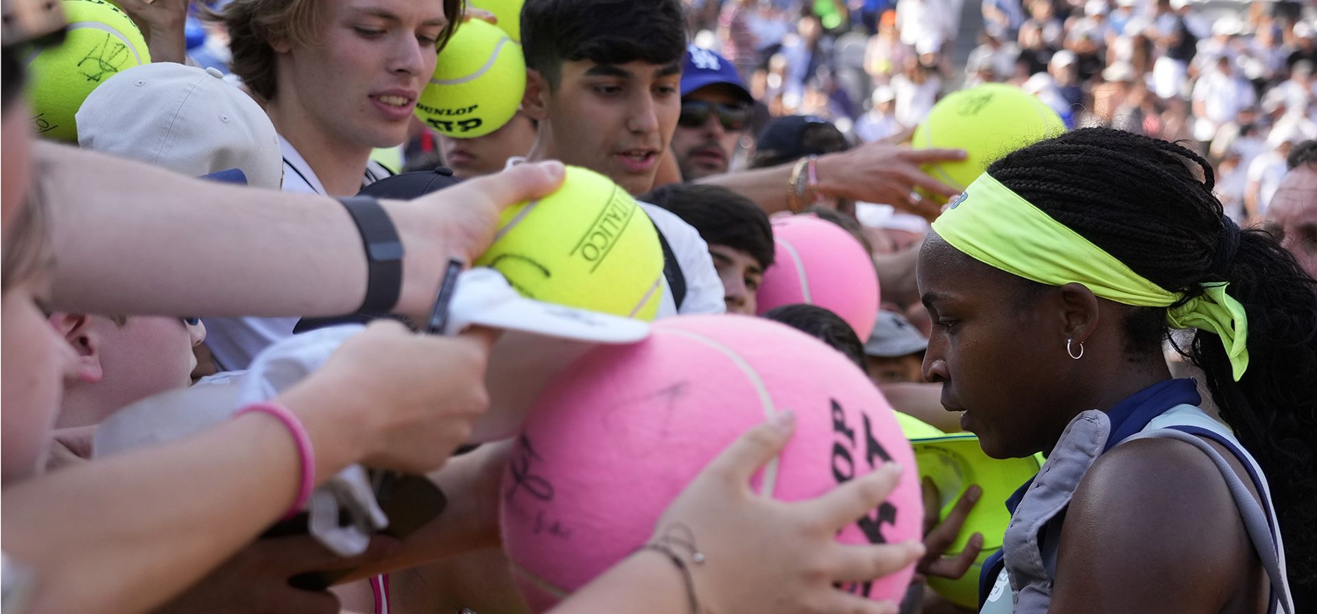 La estadounidense Coco Gauff celebra con sus fanáticos después de ganar un partido contra la española Paula Badosa en el Abierto de Tenis de Italia en Roma, el lunes 13 de mayo de 2024. (Foto AP/Andrew Medichini) La estadounidense Coco Gauff celebra con sus fanáticos después de ganar un partido contra la española Paula Badosa en el Abierto de Tenis de Italia en Roma, el lunes 13 de mayo de 2024. (Foto AP/Andrew Medichini)