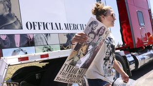 Los fanáticos de Taylor Swift compran productos del concierto afuera del Levis Stadium en Santa Clara, California, el jueves 27 de julio de 2023. (Scott Strazzante/San Francisco Chronicle vía AP)