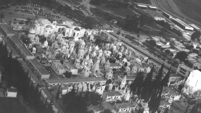 Vista aérea de la tercera necrópolis rosarina enclavada hoy a la vera del parque Independencia.
