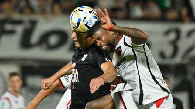 Deportivo Riestra y Newells empataron en el cierre de la quinta jornada.