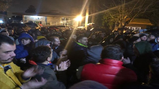 En medio de la lluvia. La concentración fue en la sede de Nerbutti al 200.