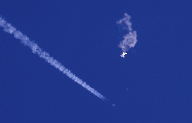 Impacto. El globo se desinfla y cae luego de ser golpeado por un misil lanzado por un casa F-22.
