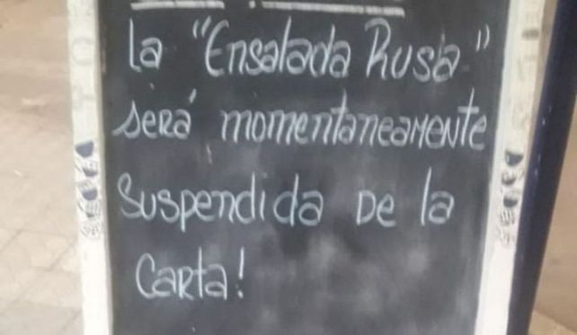 Un bar dejó de vender ensalada rusa en solidaridad con las víctimas de la guerra en Ucrania