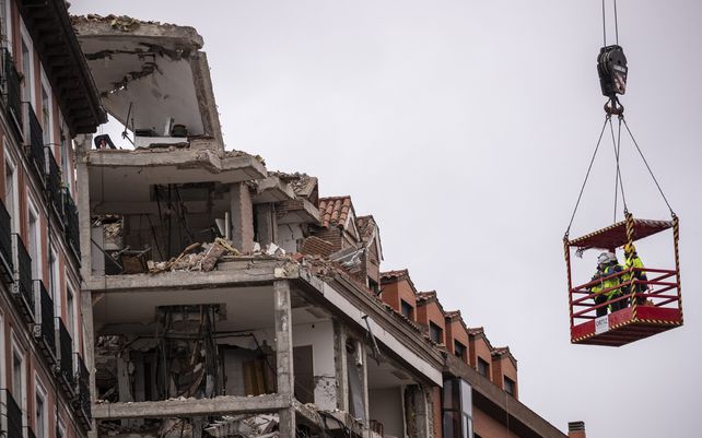 Técnicos inspeccionan un edificio dañado en la calle Toledo de Madrid tras una explosión en el centro de la ciudad española. Una poderosa explosión provocada durante la reparación de una caldera de gas arrancó la fachada y parte de la estructura de un edificio.