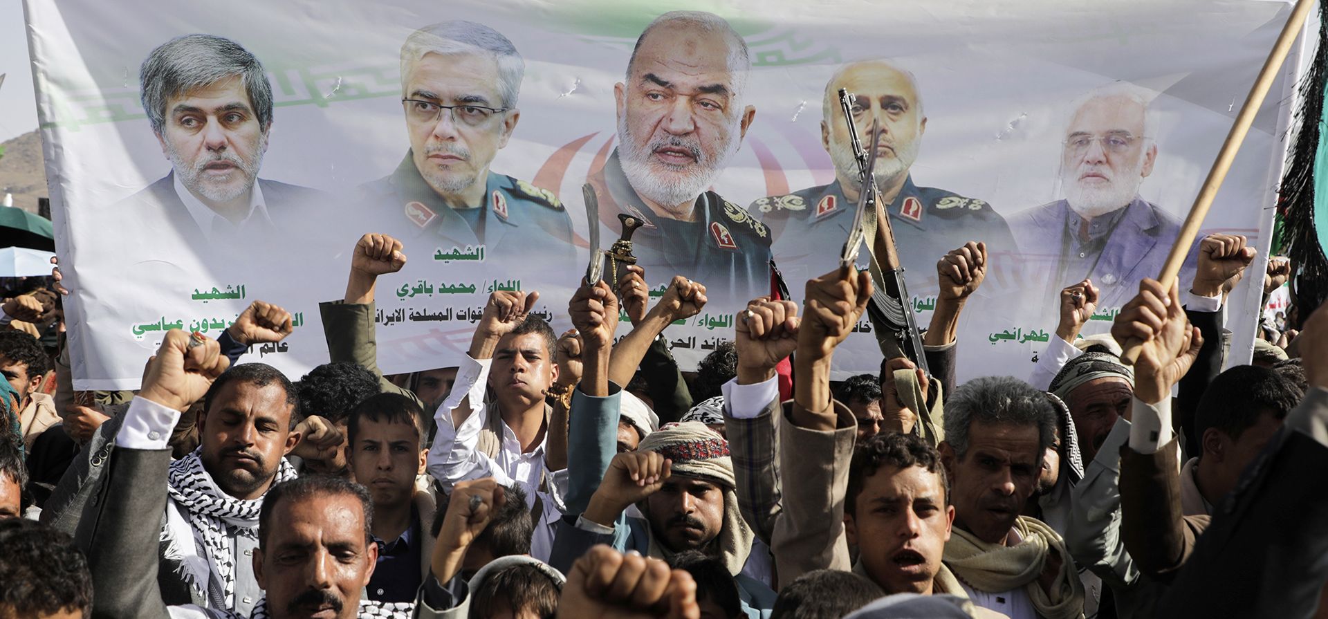 Partidarios hutíes corean consignas mientras alzan una pancarta que muestra a los líderes iraníes asesinados durante los ataques israelíes, durante una manifestación semanal contra Estados Unidos y contra Israel en Saná, Yemen, el viernes 13 de junio de 2025. (Foto AP/Osamah Abdulrahman) Partidarios hutíes corean consignas mientras alzan una pancarta que muestra a los líderes iraníes asesinados durante los ataques israelíes, durante una manifestación semanal contra Estados Unidos y contra Israel en Saná, Yemen, el viernes 13 de junio de 2025. (Foto AP/Osamah Abdulrahman)