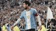 La cinta de capitán con los colores rojo y negro para Lionel Messi en su despedida