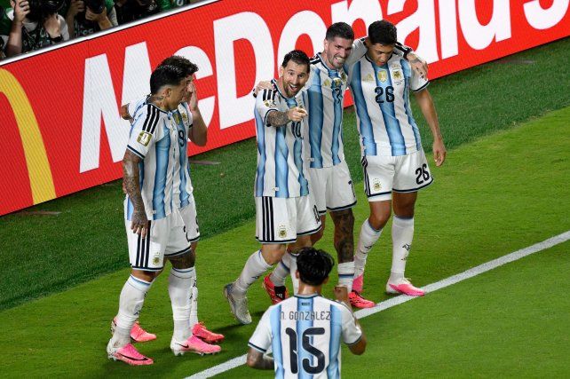 Lionel Messi comanda la batuta en el gran triunfo de Argentina sobre Argelia en el debut.