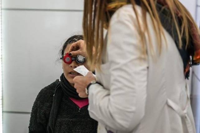 El programa de entrega de lentes tiene como población objetivo a personas con problemas de refracción ocular