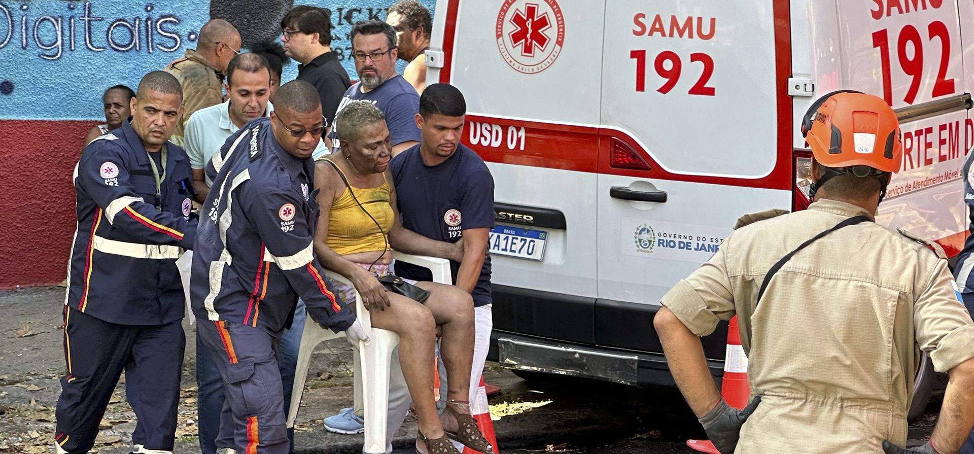 Trabajadores de la salud cargan a una mujer herida luego de que un incendio destruyera una fábrica que produce disfraces de carnaval para las escuelas de samba de división inferior en Río de Janeiro, el miércoles 12 de febrero de 2025. (Foto AP/Diarlei Rodrigues) Trabajadores de la salud cargan a una mujer herida luego de que un incendio destruyera una fábrica que produce disfraces de carnaval para las escuelas de samba de división inferior en Río de Janeiro, el miércoles 12 de febrero de 2025. (Foto AP/Diarlei Rodrigues)