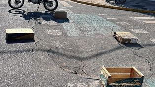 Preocupación de vecinos por un hundimiento en la esquina de Dorrego e Ituzaingó