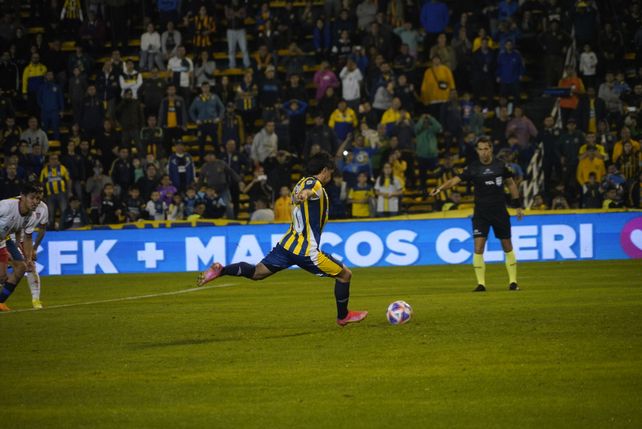Malcorra ejecuta el penal que Andújar detendrá. Una gran chance desperdiciada por Central.