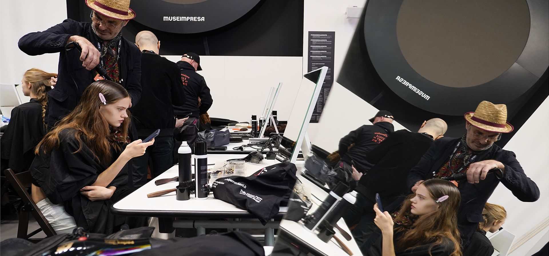 Una modelo se peina en el backstage antes del inicio del desfile de modas