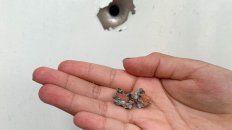 Plomos deformados y buraco en la puerta. Otro ataque a balazos, esta vez en Saavedra al 5500, barrio Moderno. Plomos deformados y buraco en la puerta. Otro ataque a balazos, esta vez en Saavedra al 5500, barrio Moderno.