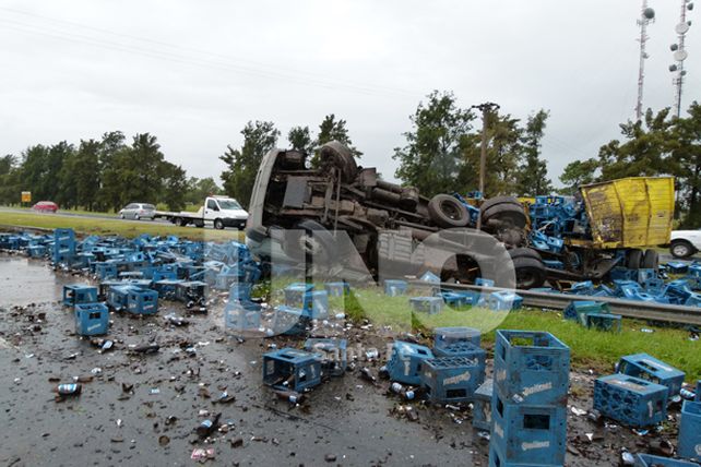 Volcó un camión, frente al hotel Colón,  en la Aut. Santa Fe - Rosario