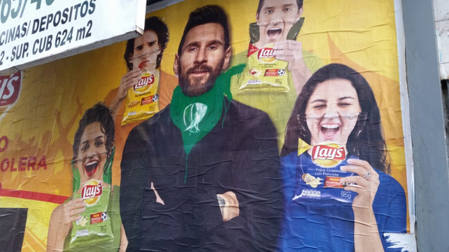 Messi aparece con el pañuelo verde que rodea su cuello y representa el apoyo a la legalización del aborto.