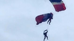 Un paracaidista logra salvar a otro saltador en plena caída al quedar enredado