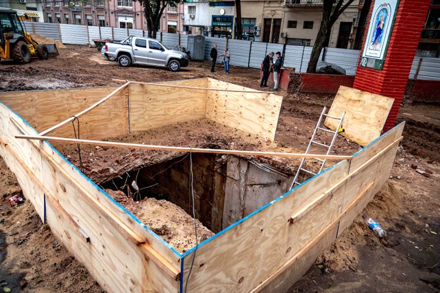 Sorpresa ante el hallazgo. En el marco del plan de renovación de plazas
