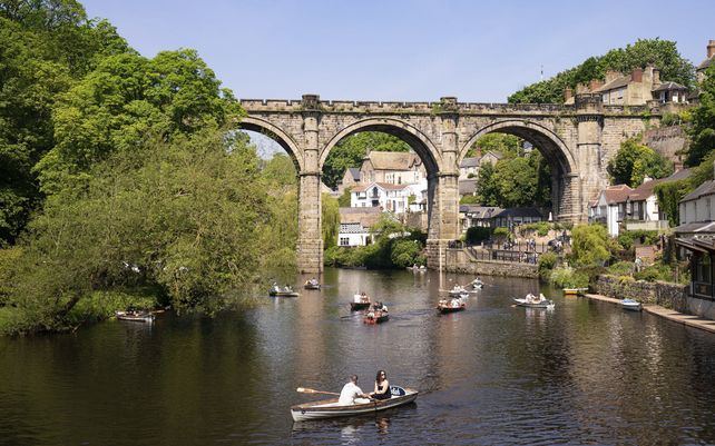 La gente rema en botes debajo del viaducto de Knaresborough en North Yorkshire el primer día del verano meteorológico en Inglaterra.