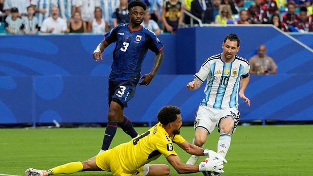 Lionel Messi y Vozhina frente a frente. En el mano a mano el mejor del mundo lo venció para el 1 a 0 de Argentina ante Cabo Verde.