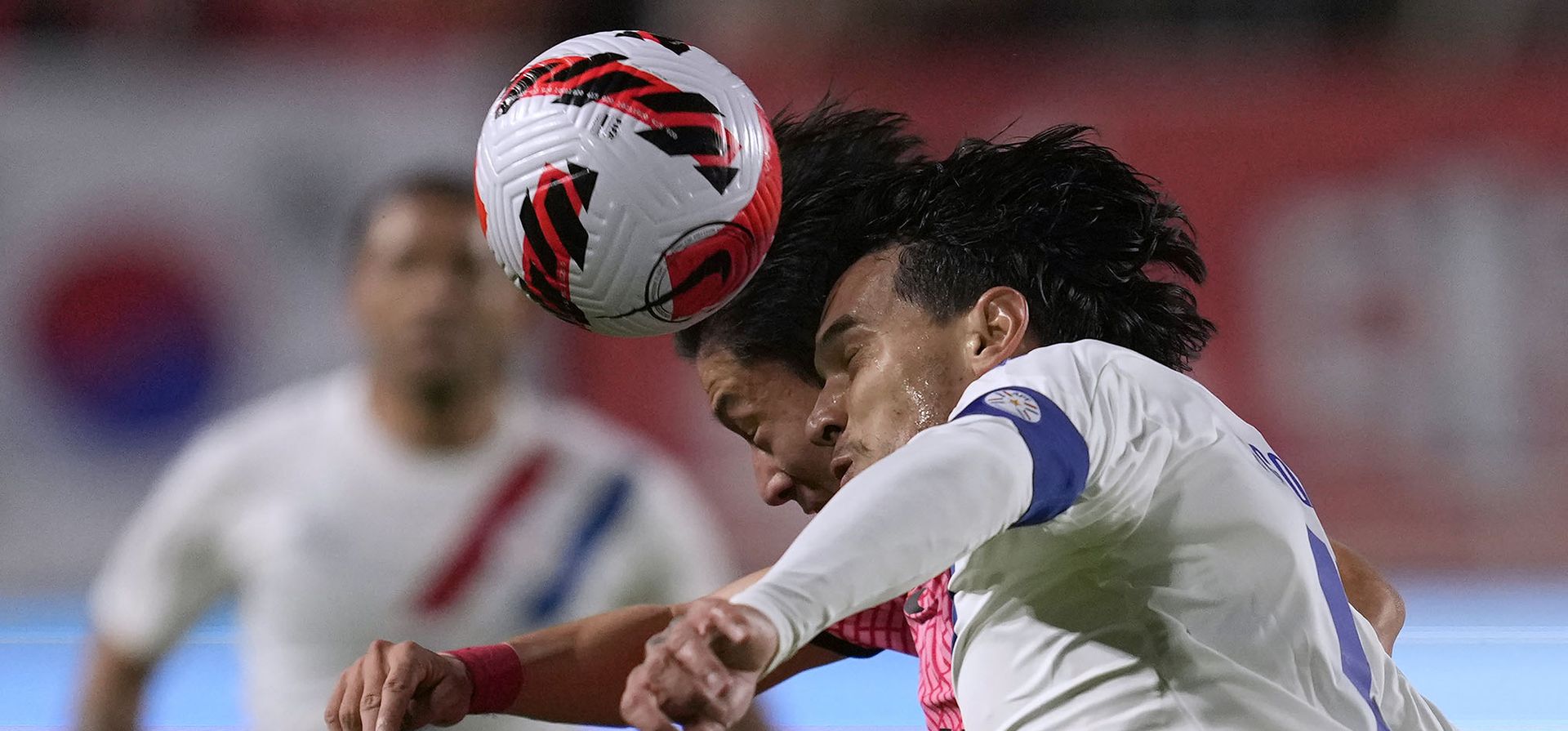 Hwang Ui-jo de Corea del Sur lucha por la tenencia de la pelota contra Gustavo Gómez de Paraguay durante el partido amistoso de fútbol en el estadio de la Copa Mundial de Suwon, Corea del Sur.