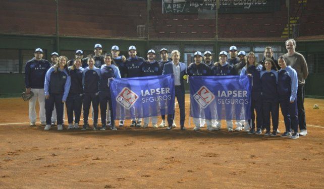 El gobernador Frigerio junto a los jugadores de las dos selecciones con miras a los Juegos Suramericanos.