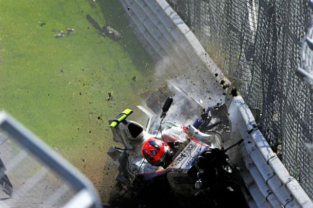 El BMW Sauber de Kubica recorre de costado el guard rail de Montreal.