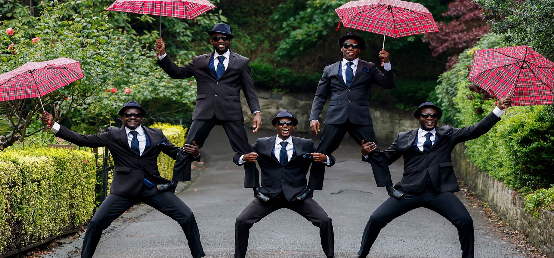 Los Black Blues Brothers —cinco acróbatas kenianos que realizan acrobacias al ritmo del rock and roll— posan para una foto antes de su actuación en el Festival Fringe de Edimburgo, Escocia. Fotografía: Jeff J Mitchell/Getty Images Los Black Blues Brothers —cinco acróbatas kenianos que realizan acrobacias al ritmo del rock and roll— posan para una foto antes de su actuación en el Festival Fringe de Edimburgo, Escocia. Fotografía: Jeff J Mitchell/Getty Images