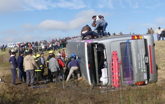Ya son 16 los muertos y 20 heridos por el vuelco de un micro en Tucumán