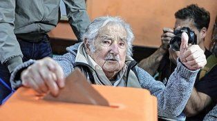 Mujica votó por la mañana en las elecciones presidenciales de Uruguay.