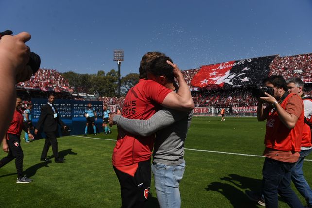 El Gringo Heinze y el Kily González son amigos y se abrazaron en la previa.