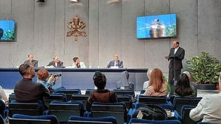 ¿Por qué Juan Pablo I? Una pregunta que me hicieron muchos periodistas, locutores, mujeres y varones de los medios de comunicación de tantos rincones de la Argentina y el mundo. También a Roxana Sosa y a su hija Candela, sé que le hicieron esta misma pregunta muchas veces. &nbsp;