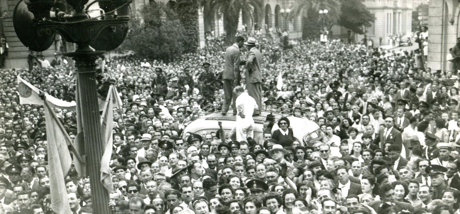 Una multitud recibe al matrimonio presidencial en enero 1947, Plaza San Martín.