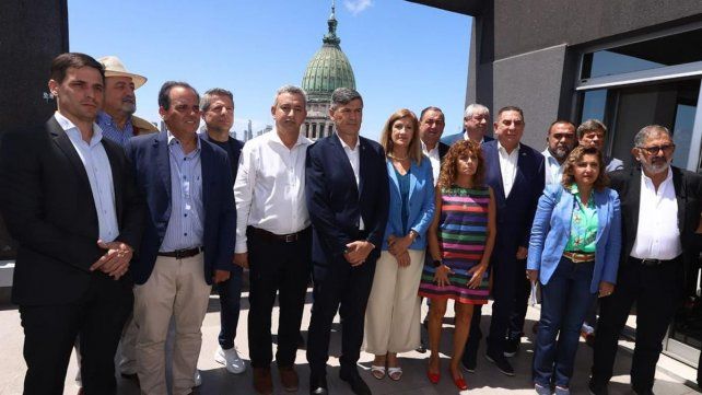 Poletti junto a 17 intendentes del interior del país Poletti junto a 17 intendentes del interior del país