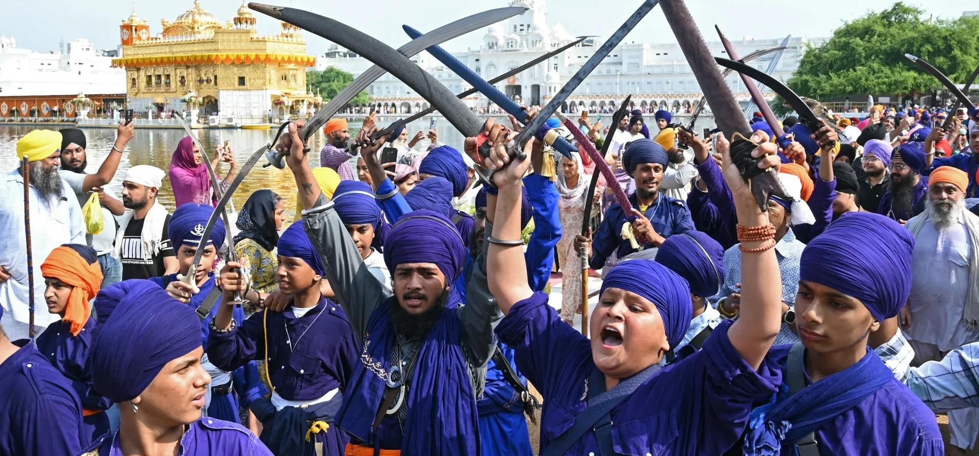 Jóvenes sijs sostienen espadas durante una procesión religiosa que marca el aniversario de la instalación del libro sagrado sij Guru Granth Sahib en el Templo Dorado, Amritsar, India. Fotografía: Narinder Nanu/AFP/Getty Images Jóvenes sijs sostienen espadas durante una procesión religiosa que marca el aniversario de la instalación del libro sagrado sij Guru Granth Sahib en el Templo Dorado, Amritsar, India. Fotografía: Narinder Nanu/AFP/Getty Images