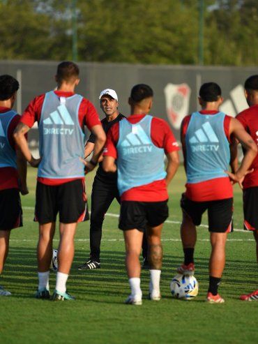 A la espera de Coudet, River viaja a Mendoza para jugar este lunes