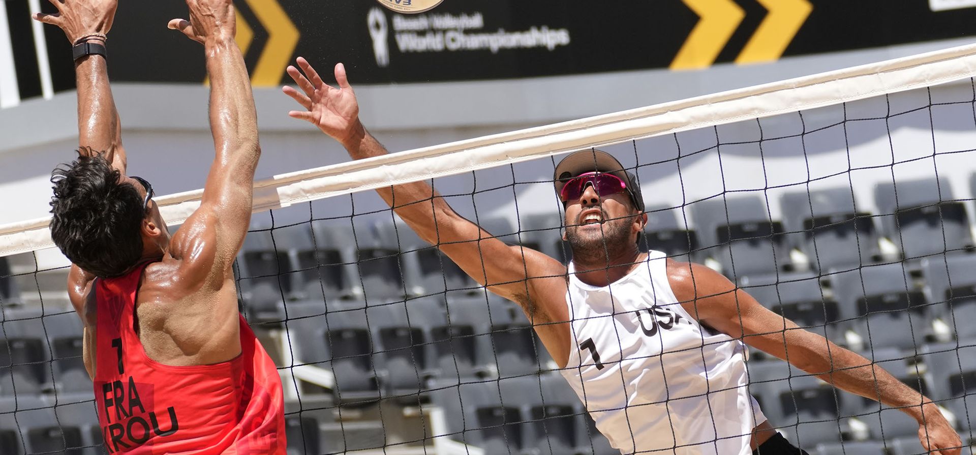 Taylor T. Sander de Estados Unidos, a la derecha, y Youssef Krou de Francia en acción en el Campeonato Mundial de Voleibol de Playa en Roma.