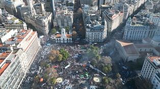 Una multitud se movilizo a Plaza de Mayo en apoyo a Cristina y para denunciar su proscripción.