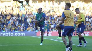 Abel Hernández calienta en la previa de Central ante Peñarol, por la Copa Libertadores. No pudo jugar.