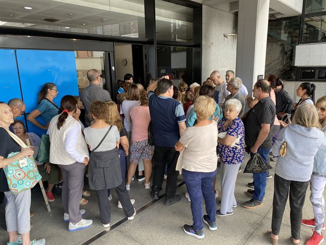 Largas colas y reclamos por la tarjeta Sube en el Centro Fontanarrosa