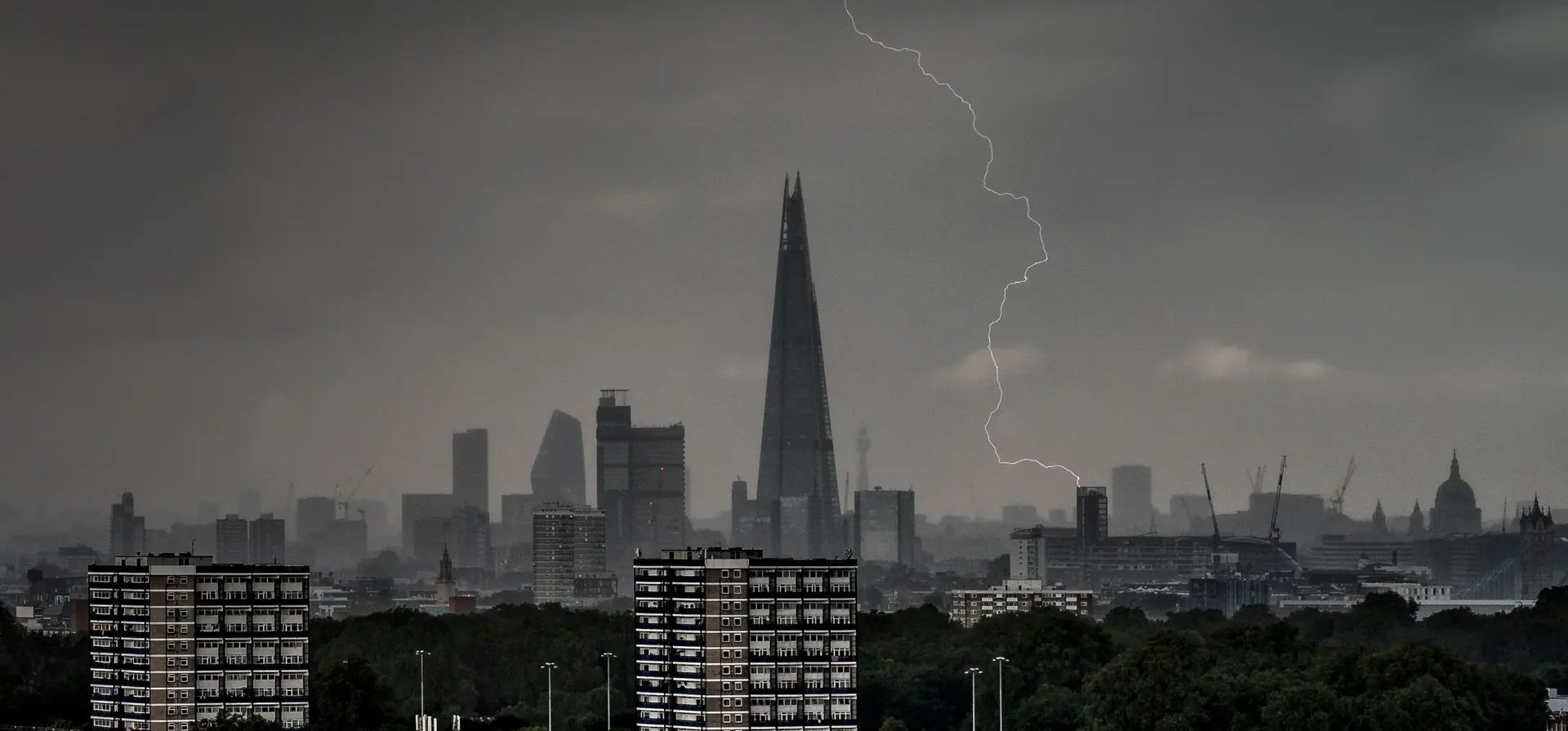 Relámpagos sobre la ciudad durante una tormenta. Fotografía: Guy Corbishley/Alamy Live News Relámpagos sobre la ciudad durante una tormenta. Fotografía: Guy Corbishley/Alamy Live News