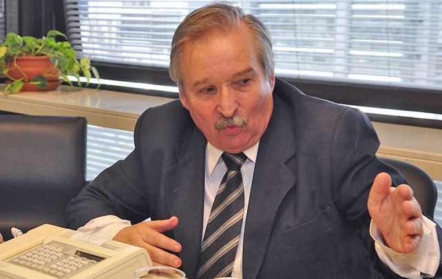 víctimas. Julio Schlosser contó que salvó su vida porque el revólver de los ladrones falló. Su mujer fue operada y permanece internada.