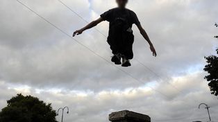 Un nene de 12 años se cayó al vacío desde una torre y murió practicando parkour