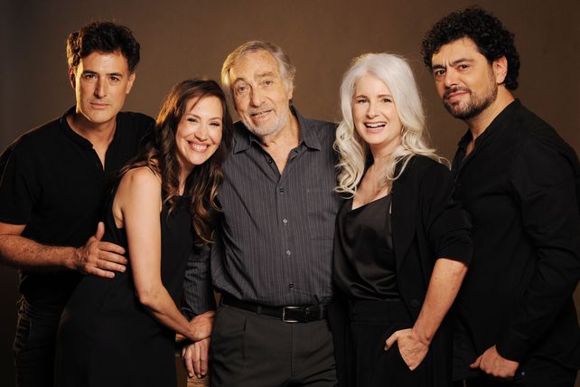 Luis Brandoni junto al elenco actual: Esteban Meloni