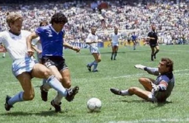 Maradona dej&oacute; desairados a los ingleses para marcar un gol inolvidable en M&eacute;xico.