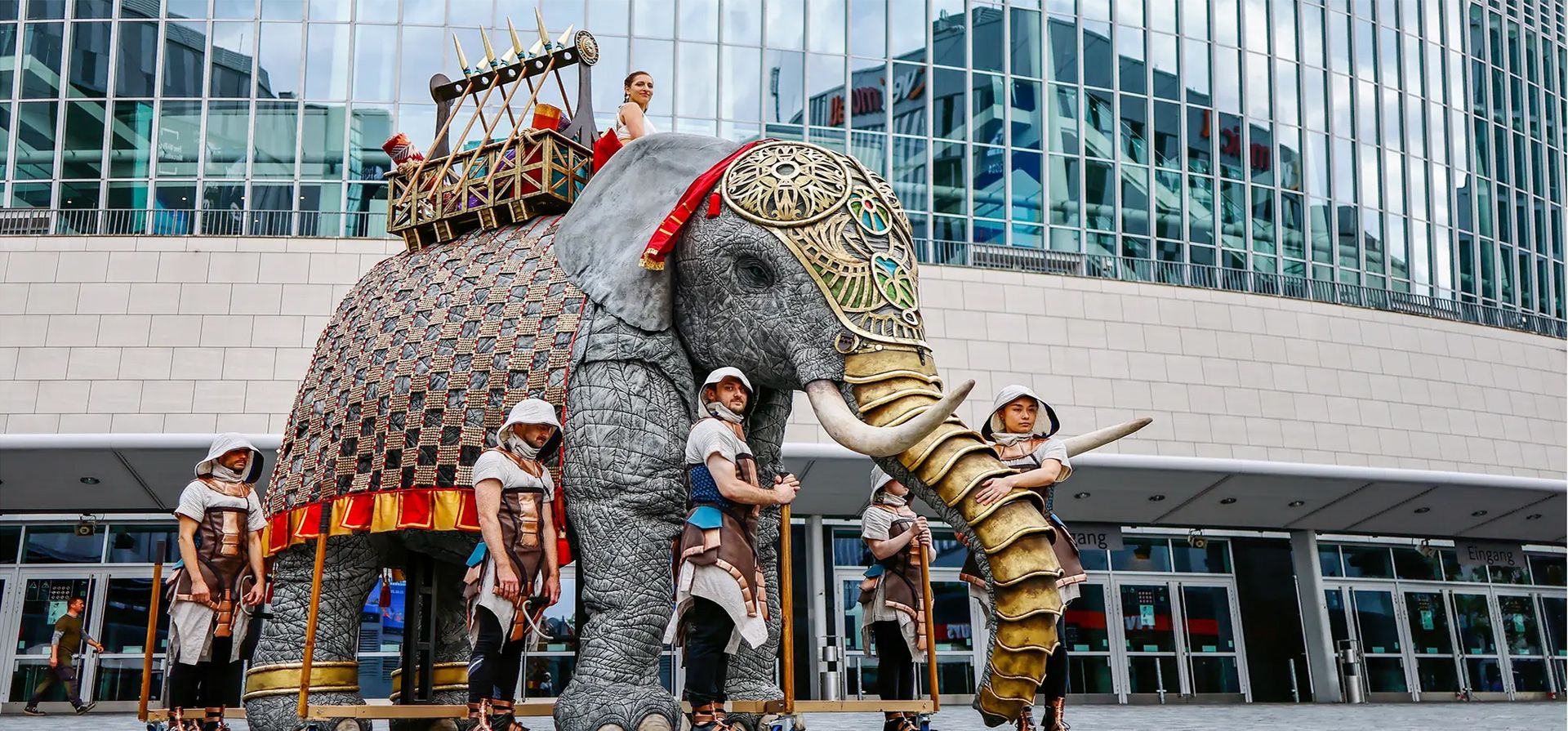 Berlín, Alemania. Artistas disfrazados presentan un elefante artificial de 5 metros de altura para promocionar Aida - The Arena Opera Spectacle, que tendrá su estreno mundial en Hamburgo el 2 de febrero. Posteriormente, la producción de ópera realizará una gira por Alemania y otros países europeos. Fotografía: Hannibal Hanschke/EPA Berlín, Alemania. Artistas disfrazados presentan un elefante artificial de 5 metros de altura para promocionar Aida - The Arena Opera Spectacle, que tendrá su estreno mundial en Hamburgo el 2 de febrero. Posteriormente, la producción de ópera realizará una gira por Alemania y otros países europeos. Fotografía: Hannibal Hanschke/EPA